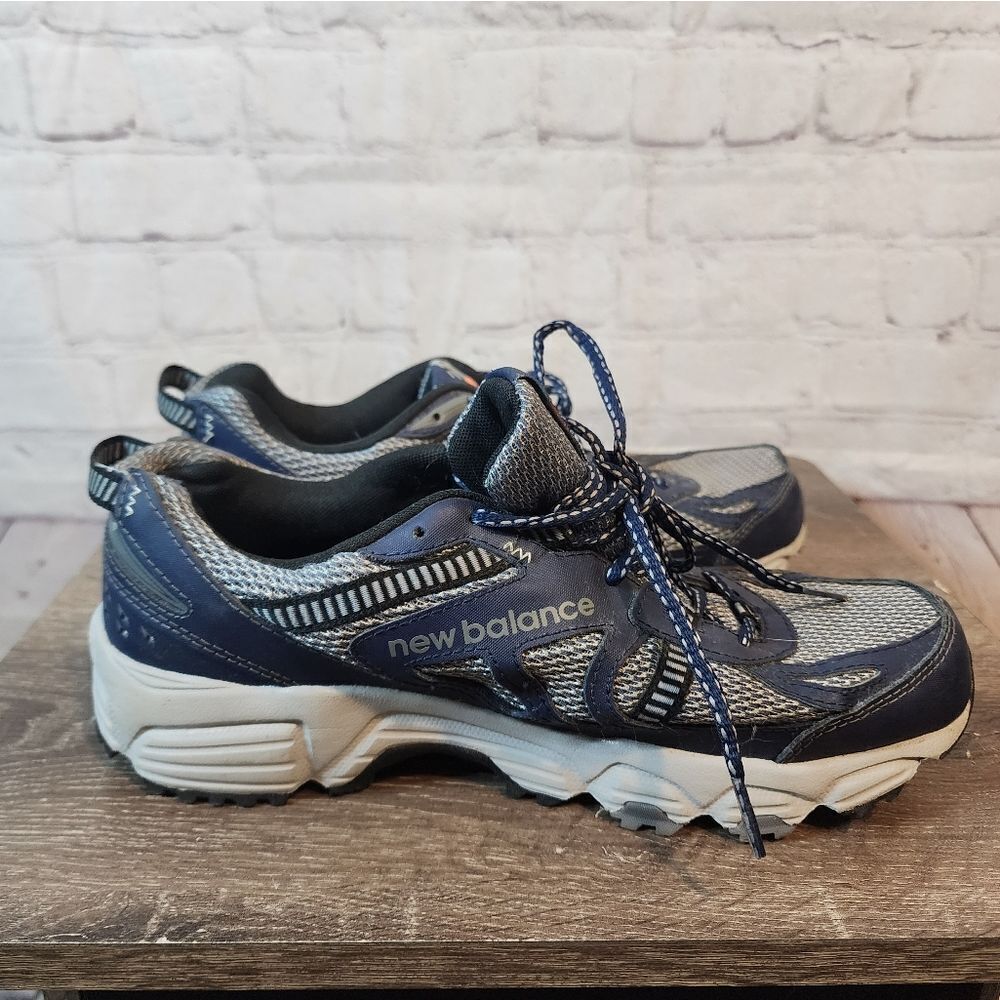 Men's New Balance "410 V4" athletic shoes, size 8